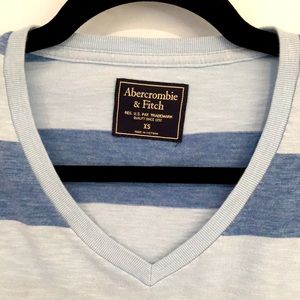 Abercrombie & Fitch men’s v-neck short sleeve blue grey strips tee shirt in XS